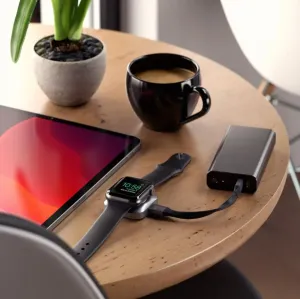 Satechi USB-C magnetisk ladedokk med Apple Watch på en kompakt reiselader, koblet til med kabel