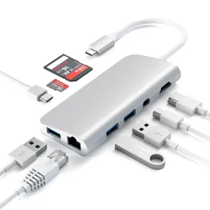 Satechi USB-C-multimediasovitin Ethernet-, USB-A- ja USB-C-porteilla sekä SD-korttipaikoilla, kuvassa kaapeli kiinnitettynä