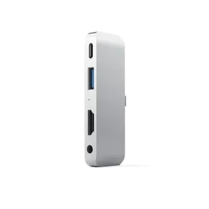 Hopeanvärinen Satechi USB-C Mobile Pro Hub, jossa on USB-C, USB-A ja korttipaikka, valkoisella taustalla