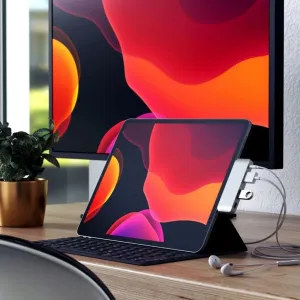 Satechi USB-C Mobile Pro Hub liitettynä iPad Prohon näppäimistökotelossa työpöydällä, kaapelit kytkettyinä