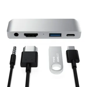 Satechi hopeanvärinen USB-C-mobiilikeskitin HDMI-, USB-A- ja ääniliitännöillä, kuvassa sovitintarvikkeiden kanssa