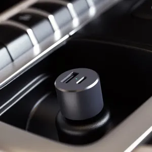 Satechi-biloplader med USB-C- og USB-A-porte, kompakt design i spacegrå til opladning af to enheder i bilen
