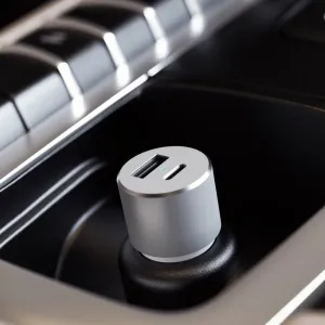 Satechi-biloplader med USB-C og USB-A sat i et køretøjs strømudtag til opladning af to enheder.