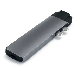 Satechi USB-C Pro Hub -sovitin hopeisena ja mustana, kahdella USB-C-liittimellä, valkoisella taustalla