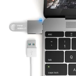 Satechi USB-C-sovitin liitettynä kannettavaan tietokoneeseen, USB-A-kaapeli kytkettynä laiteyhteensopivuutta varten