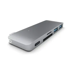 Satechi USB-C-keskitin, jossa on kaksi USB-A-porttia sekä SD- ja microSD-korttipaikat, kuvattuna hopeisena valkoisella taustalla.