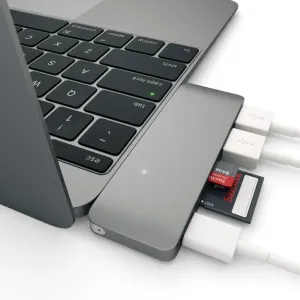 Hopeanvärinen Satechi USB-C -keskitin liitettynä kannettavaan tietokoneeseen, SD- ja microSD-kortit asetettuina ja kaksi kaapelia kytkettynä.