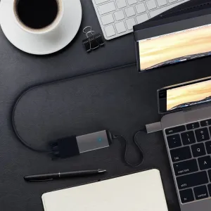 Satechi USB-C VGA -sovitinkaapeli liitettynä kannettavaan tietokoneeseen ja ulkoiseen näyttöön työpöydällä.