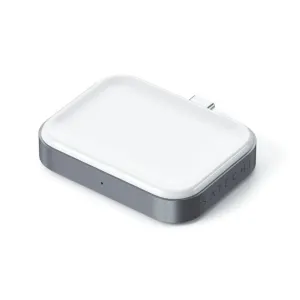 Base de carga inalámbrica Satechi para AirPods con conector USB-C, parte superior blanca y base gris espacial.