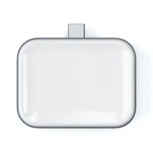 Base de carga inalámbrica Satechi para AirPods con conector USB-C y diseño compacto y redondeado
