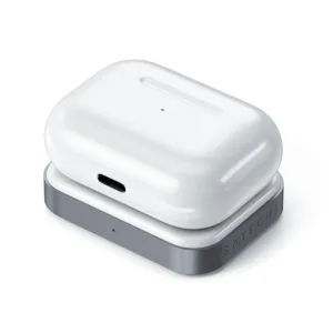 Base de carga inalámbrica Satechi para AirPods con conector USB-C, mostrada en gris espacial con estuche de AirPods.