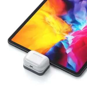 Base de carga inalámbrica Satechi para AirPods con estuche de carga, conector USB-C, mostrada junto a una tableta