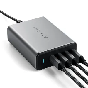 Satechi 165 W GaN PD-lader med fire USB-C-porter, romgrått kabinett og tilkoblede flettede kabler.