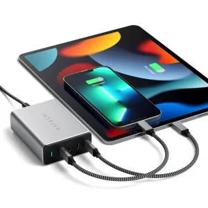 Satechi 165 W GaN PD-lader som lader et nettbrett og en smarttelefon med flettede USB-C-kabler på hvit bakgrunn