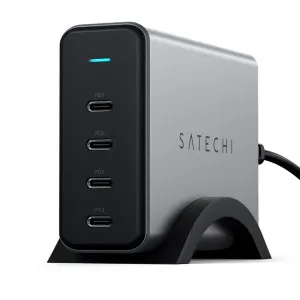 Satechi 165 W GaN PD-lader med fire USB-C-porter, vist på et desktop-stativ i romgrå