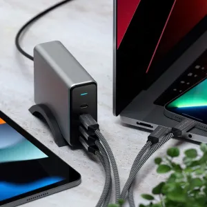 Satechi 165 W GaN PD-lader på skrivebordsstativ med USB-C-kabler koblet til en bærbar PC og nettbrett
