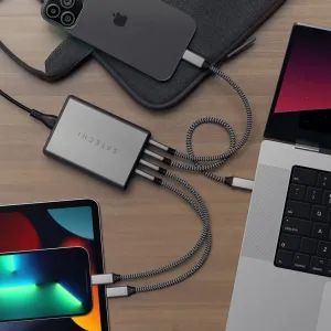 Satechi 165 W GaN PD-lader på et skrivebord, lader en iPhone, iPad og MacBook med USB-C-kabler