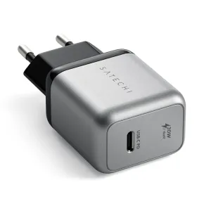 Cargador de pared Satechi de 30 W con tecnología GaN, en gris espacial, con un único puerto USB-C y enchufe de dos clavijas.