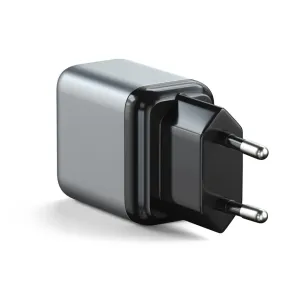 cargador de pared Satechi de 30 W con USB-C PD y GaN en gris espacial, diseño compacto en plata y negro con dos clavijas redondas