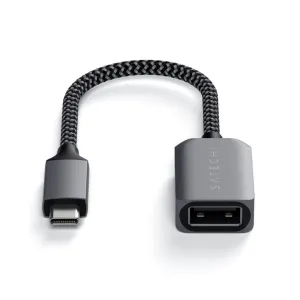 Satechi USB-C–USB 3.0 -sovitinkaapeli punotulla musta-harmaalla muotoilulla ja USB-A-portilla valkoisella taustalla