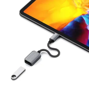 Satechi USB-C–USB 3.0 -sovitinkaapeli punotulla rakenteella, liitettynä tablettiin USB-A-laitteen käyttöä varten