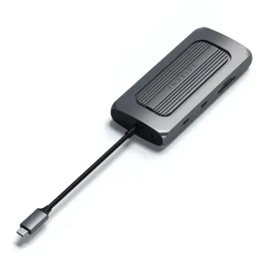 Satechi USB-C-moniporttisovitin tähtiharmaana, kiinteällä USB-C-kaapelilla, kortinlukijalla ja ääniliitännällä