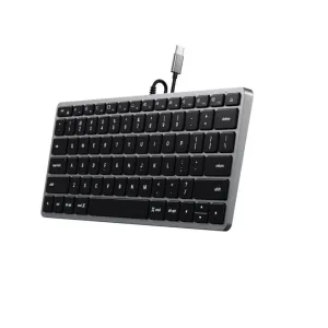Satechi W1 USB-C-tangentbord med US layout, svarta tangenter och silverfärgad ram, visat med ansluten kabel.