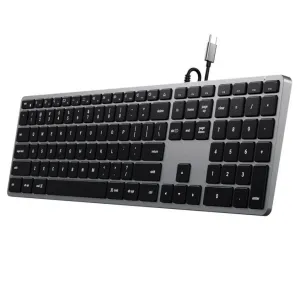 Satechi W3 trådbundet bakgrundsbelyst tangentbord med US layout, fullstora tangenter, numeriskt tangentbord och USB-C-kabel