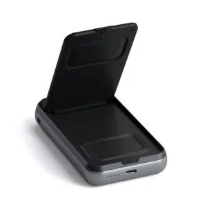 Satechi Duo -langaton latausteline mustana ja hopeisena, taittuvalla rakenteella ja USB-C-portilla