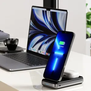 Satechi Duo Wireless Charger Stand, pystyssä oleva älypuhelin ja langattomien nappikuulokkeiden kotelo työpöydällä