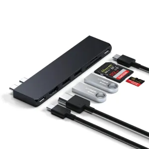 Satechi USB-C -keskitin, jossa on USB-C-, HDMI-, USB-A-, SD- ja microSD-portit, kuvassa kaapeleiden ja muistikorttien kanssa