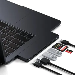 MacBookiin kiinnitetty Satechi USB-C-hubi, jossa on USB-C-, SD- ja microSD-portit, sekä tallennustarvikkeita lähellä