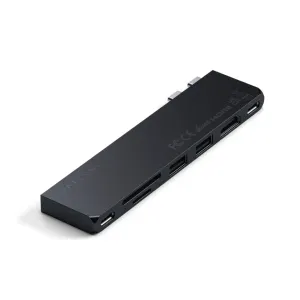 Satechi USB-C-keskitin, jossa on HDMI, USB-A ja korttipaikat. Ohut musta muotoilu MacBook-liitettävyyteen.