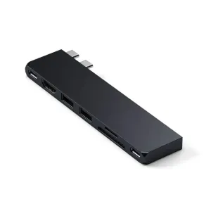 Satechi USB-C-keskitin, jossa on useita portteja ja korttipaikka, esitetty mattamustana kahdella USB-C-liittimellä