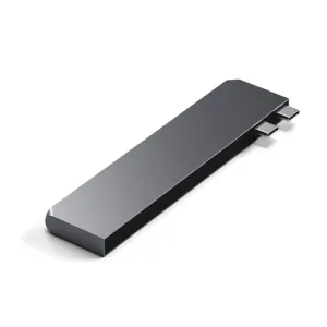 Satechi USB-C Pro Hub Slim tähtiharmaana, ohut USB-C-keskitin näyttöä, kortteja ja tallennustilaa varten.