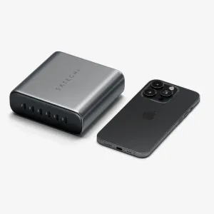 Chargeur Satechi USB-C GaN à 6 ports argenté et noir à côté d’un smartphone sur fond blanc