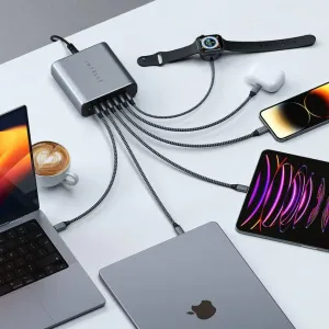 Chargeur Satechi 200 W USB-C GaN alimentant un ordinateur portable, un téléphone, une tablette et des accessoires sur un bureau épuré