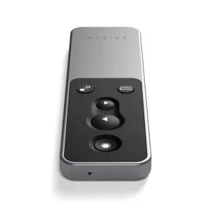 Satechi R1 Bluetooth prezentacijų pultelis kosminės pilkos spalvos, su iškiliais skaidrių valdymo mygtukais ir Satechi logotipu.