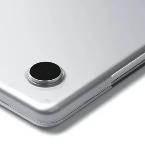 Satechi gjennomsiktig hardt deksel til MacBook Air M2 med avrundede kanter og svart aksentdetalj