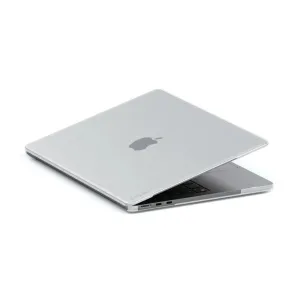 Satechi Eco Hardshell Case på en MacBook Air M2, med det gjennomsiktige beskyttelsesdekselet og Apple-logoen