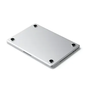 Satechi Eco hardplastdeksel for MacBook Air M2, vist fra undersiden med sklisikre føtter og sideutskjæringer