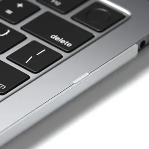 Satechi Eco Hardshell Case montert på MacBook Air M2, som viser det gjennomsiktige hjørnet og tastaturområdet