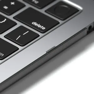 Satechi Eco hardt deksel på MacBook Air M2, med strukturert kant og sideåpning for tilgang til porter.