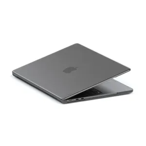 Satechi Eco Hardshell Case til MacBook Air M2 i mørkegrå, vist på en lukket bærbar datamaskin med matt overflate