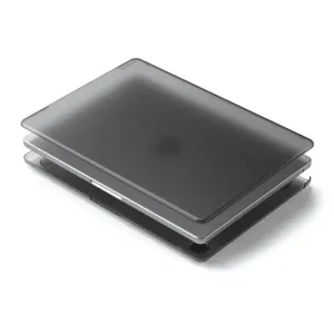 Satechi Eco hardt skalldeksel til MacBook Air M2 i mørkegrå, vist som to stablede beskyttende skalldeler.