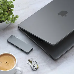Satechi Eco hardt deksel til MacBook Air M2 i mørkegrå med en matchende Satechi-tilbehørshub