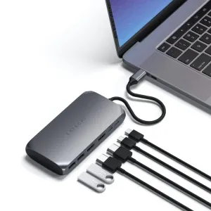 Satechi USB-C Multimedia Adapter M1 tähtiharmaana, kahdella HDMI-portilla, kuvattuna kannettavan tietokoneen ja USB-C-kaapeleiden vieressä.