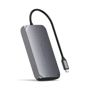 Satechi USB-C-multimediasovitin tähtiharmaana, kiinteällä USB-C-kaapelilla ja -liittimellä valkoisella taustalla
