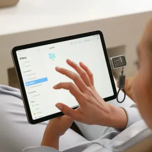 Satechi mini NVMe SSD -kotelo liitettynä tablettiin kannettavaa ulkoista tallennustilaa varten