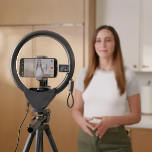 Satechi Mini NVMe SSD -kotelo kiinnitettynä älypuhelimeen rengasvalolla toteutetussa mobiilivideokuvauksen asetelmassa